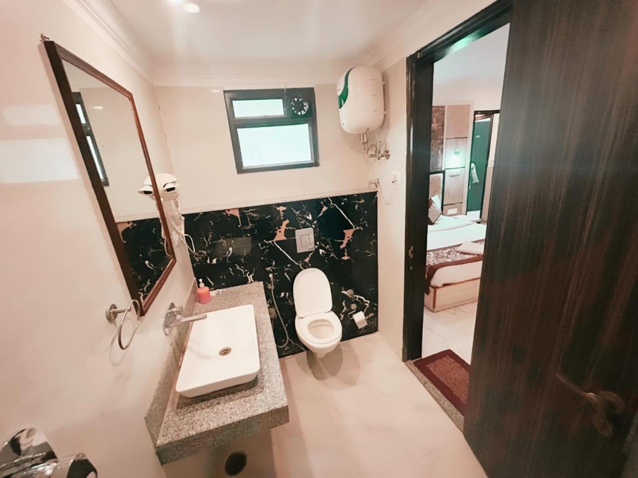 Hotel Almora Inn - Near By Delhi International Airport - With Free Airport Pickup And Drop Нью-Дели Экстерьер фото