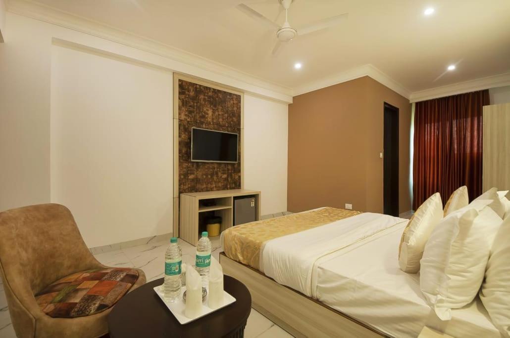 Hotel Almora Inn - Near By Delhi International Airport - With Free Airport Pickup And Drop Нью-Дели Экстерьер фото